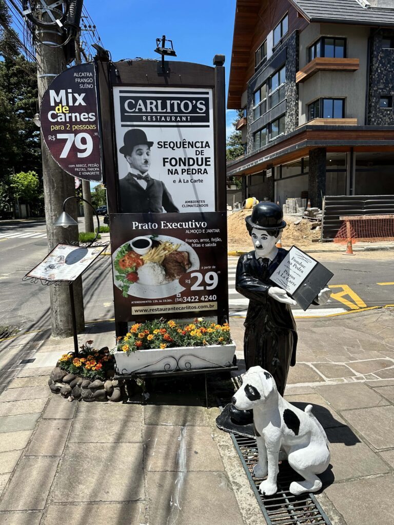 Placa do Carlito's Restaurant divulgando o preço do prato feito em 2023