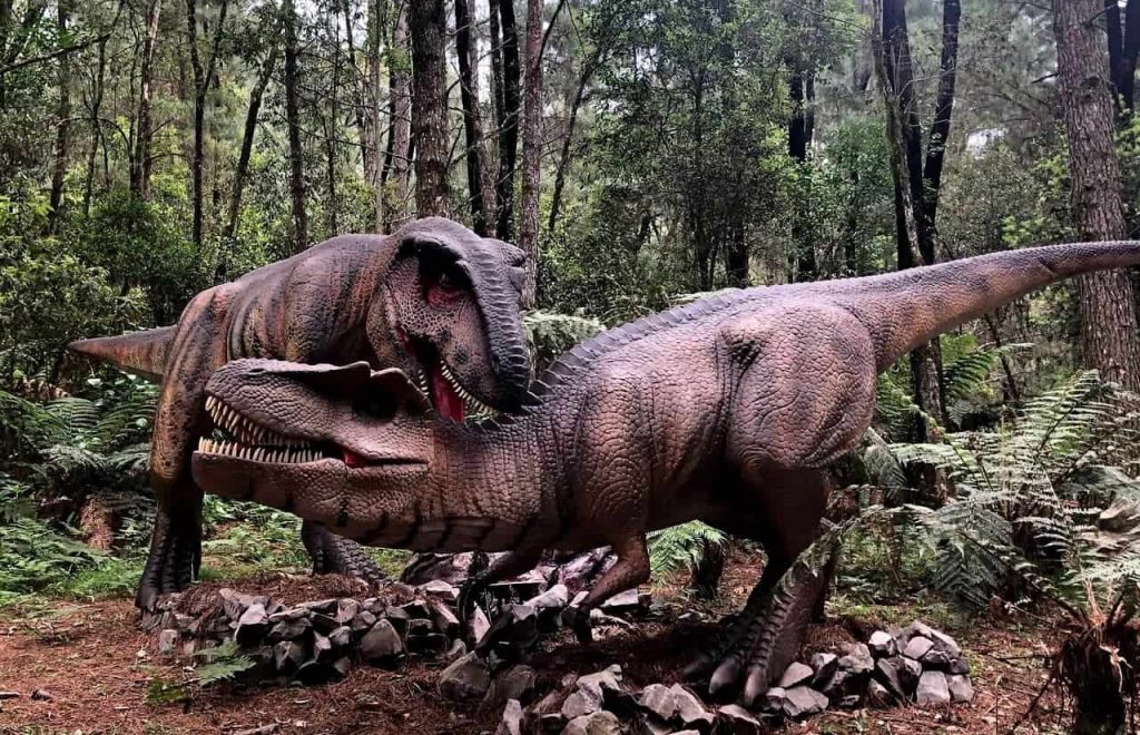 dinossauros brigando