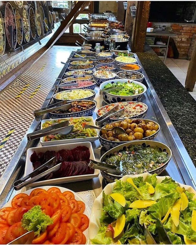 Mesa de buffet no restaurante Quintanilha