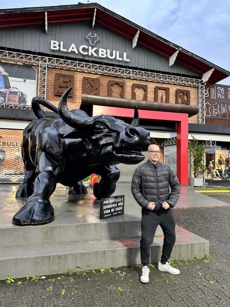 Rafa em frente ao touro da loja Black Bull