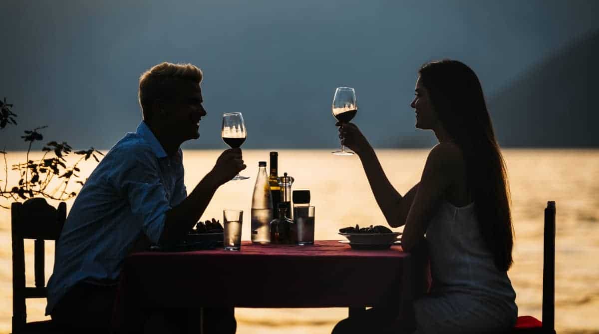casal em jantar romântico
