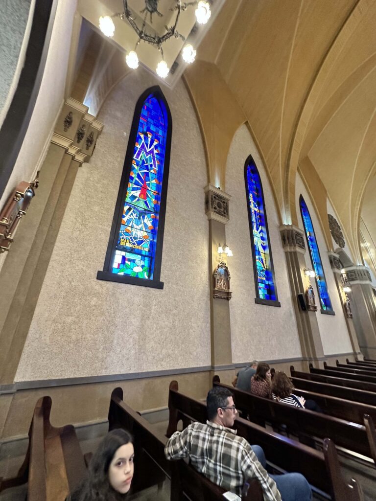 interior da catedral com vitrais nas paredes