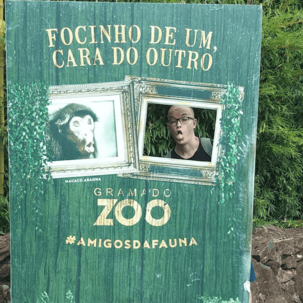 Rafa tirando foto no painel do Gramado Zoo