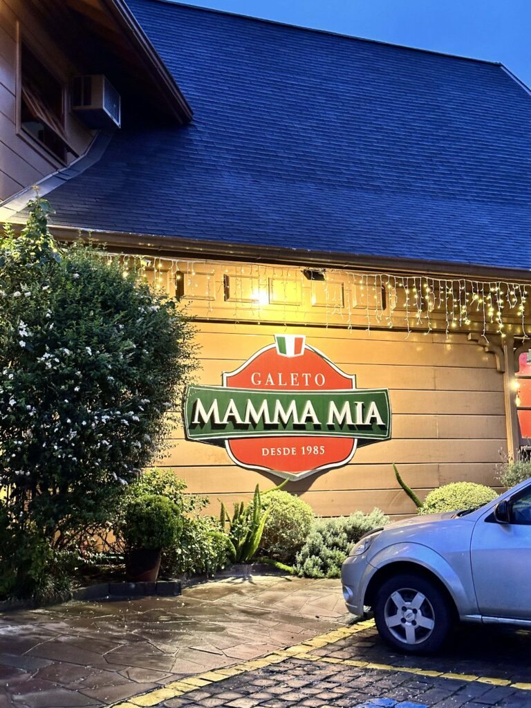 Logo do galeto Mamma Mia na parede do restaurante