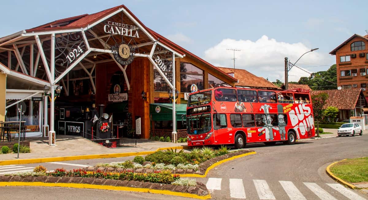ônibus no ponto turístico