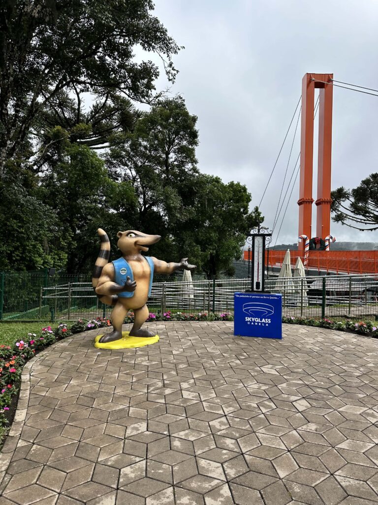 Estátua do quati que é símbolo do parque