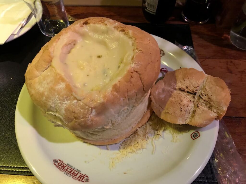 Sopa no pão no restaurante di pietro