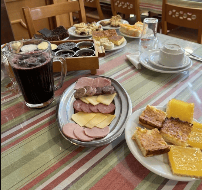 mesa com alimentos servidos em um café colonial