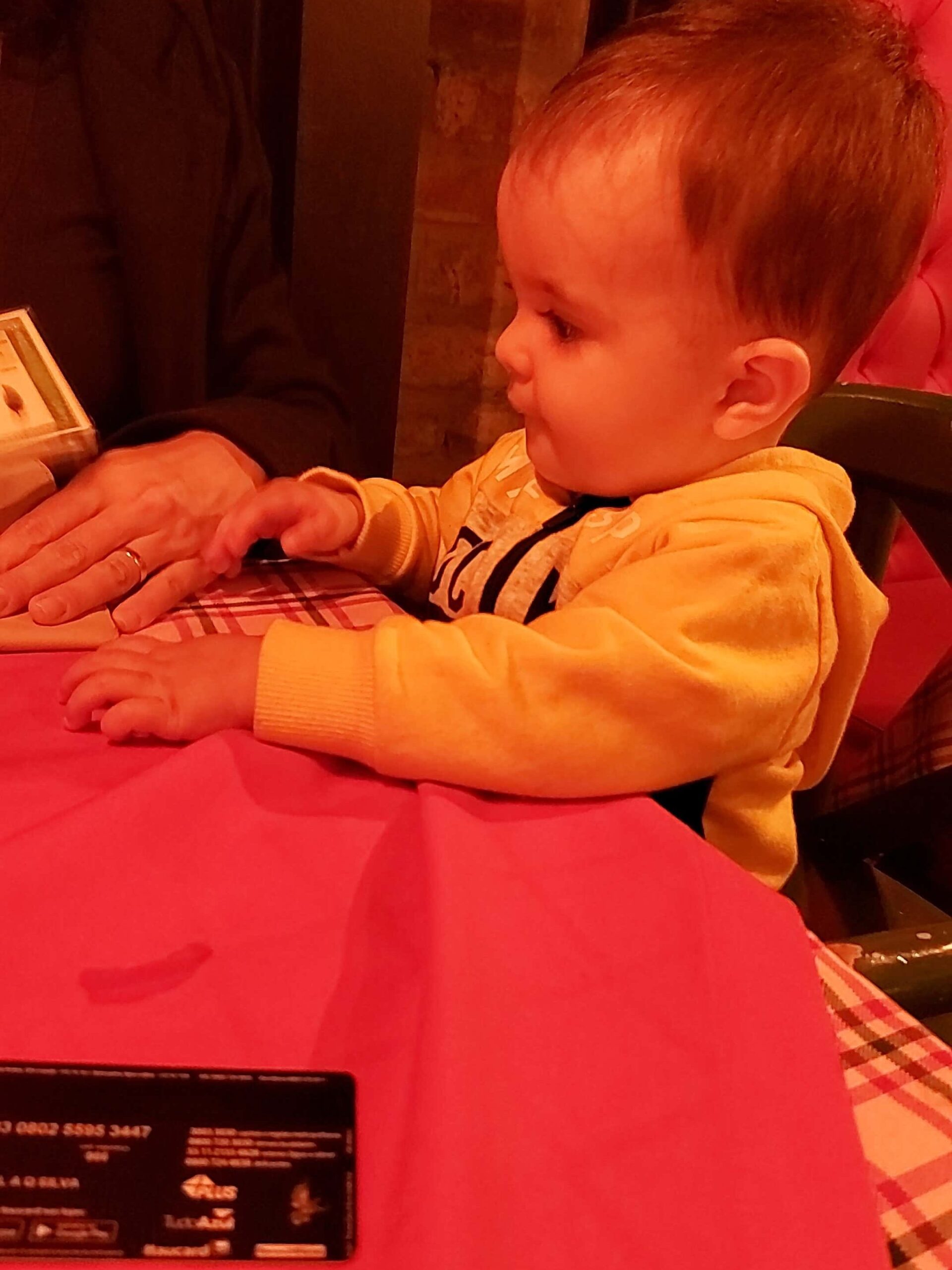 Josué brincando na mesa na cantina pastaciutta