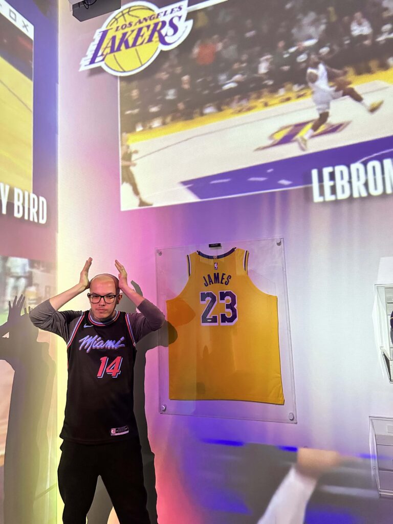 Rafa ao lado da jersey do Lebron, do Lakers