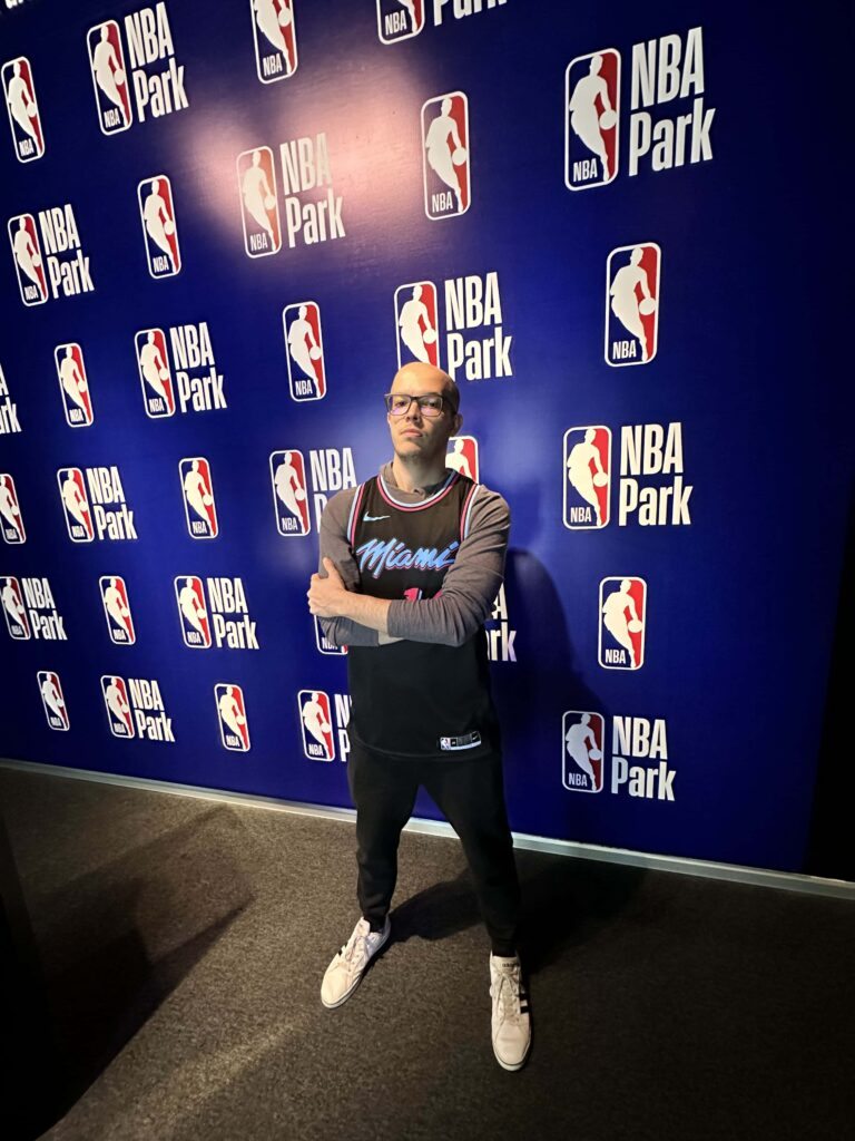 Rafa posando no painel da NBA, como se fosse jogador