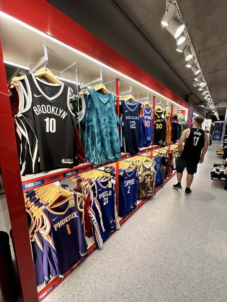 Algumas jerseys em exposição na NBA Store