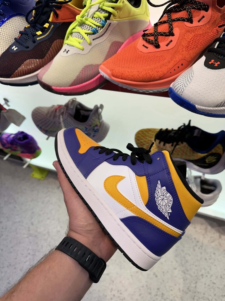 tênis nike do lakers em exposição na NBA Store