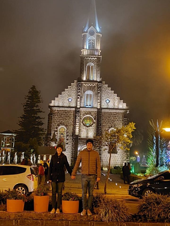 Rafa e Lê em frente à igreja matriz de São Pedro