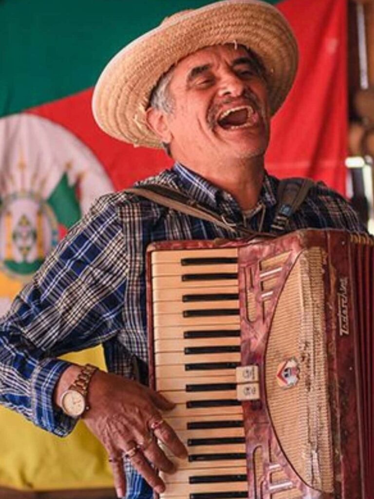 homem tocando sanfona na parte rural de Gramado